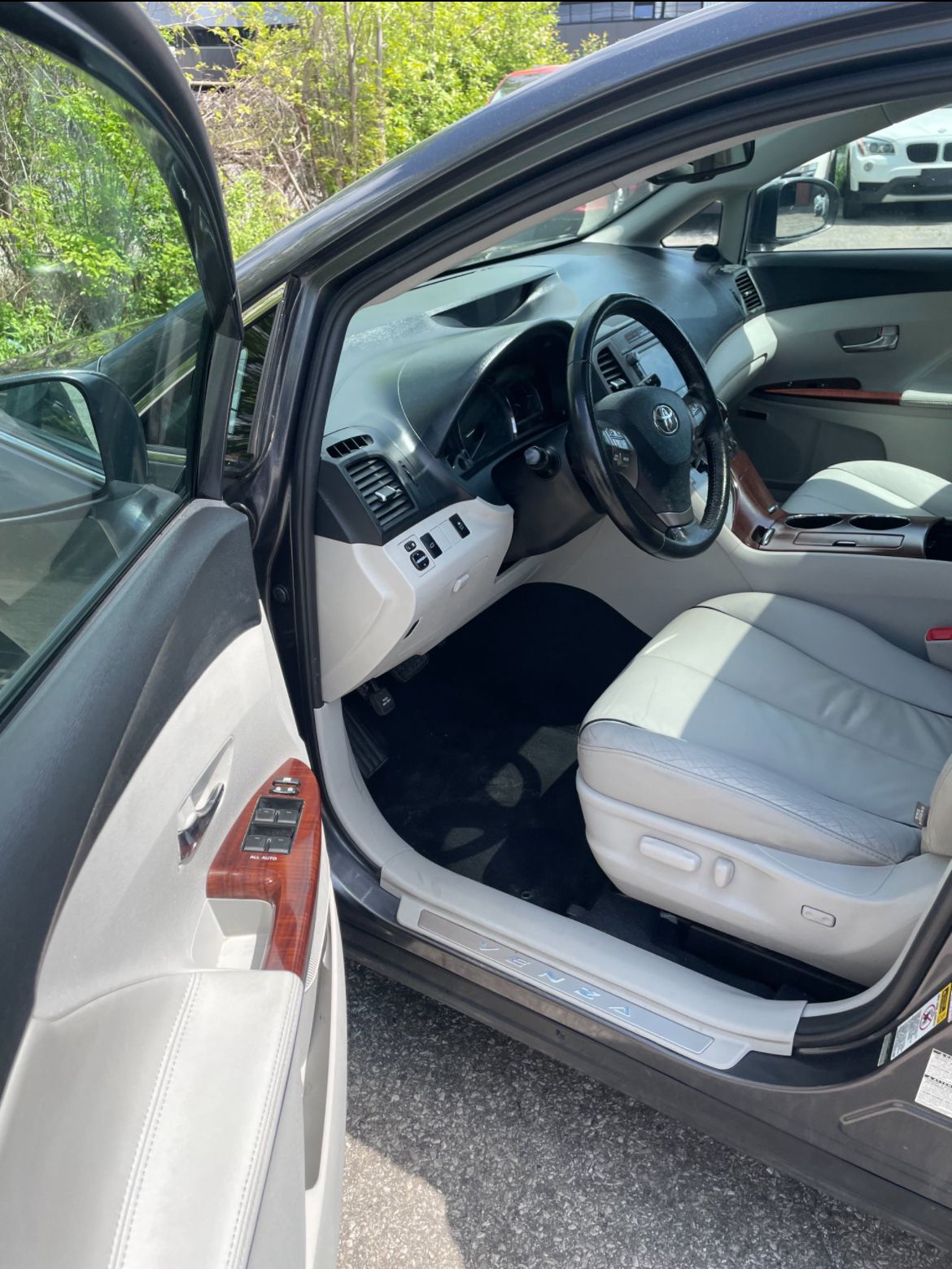 
								2011 Toyota Venza AWD V6 Limited Edition full									